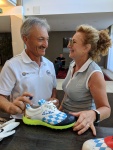 Für eine Greenfee-Spielerin vom GC Wörthsee signiert Enrico den Bayern-Schuh.